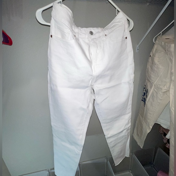 Size 4 Women’s Old Navy Jeans - Picture 2 of 2